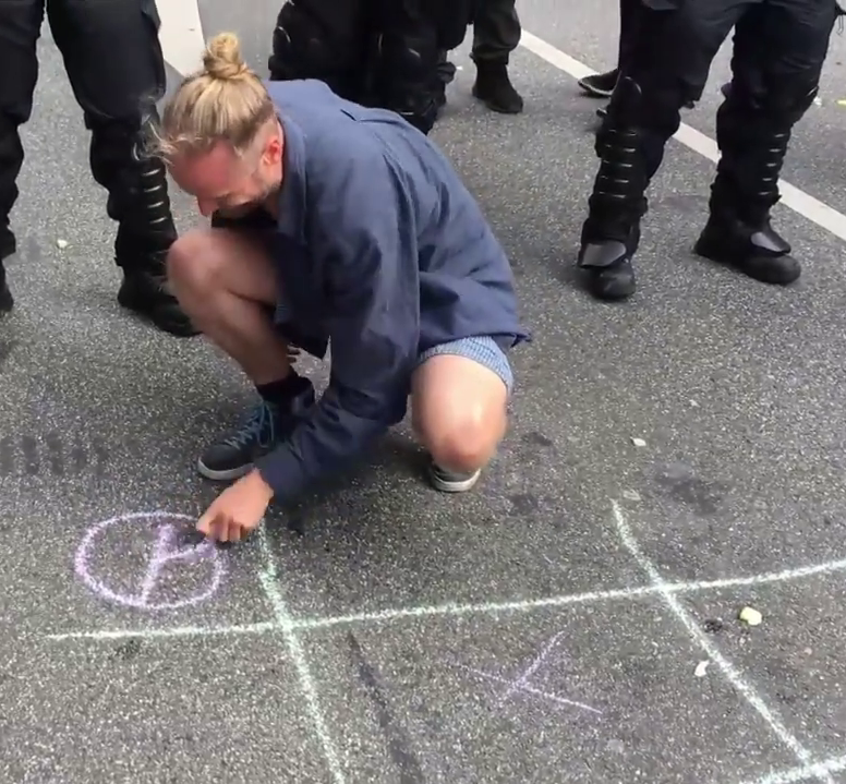 Manifestatiile anti G20. Ce s-a intamplat dupa ce un protestatar a provocat un politist sa joace "x si 0" in Hamburg. VIDEO