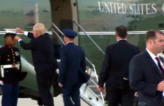 Momentul in care Trump incearca sa ajute un soldat, dar vantul ii strica planul. Cum a ajuns presedintele viral pe internet