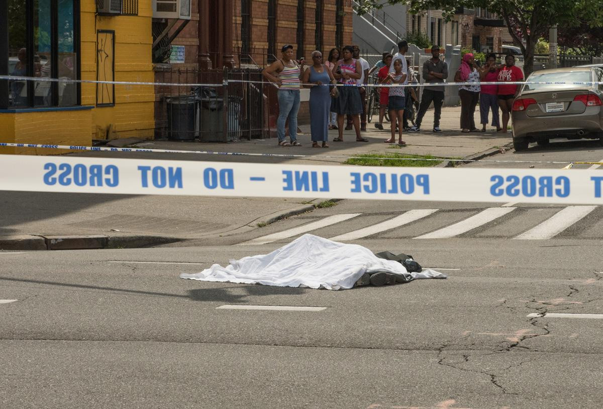 O femeie a fost decapitata dupa ce s-a aruncat in fata unui autobuz, in New York. Ce a povestit un martor. FOTO