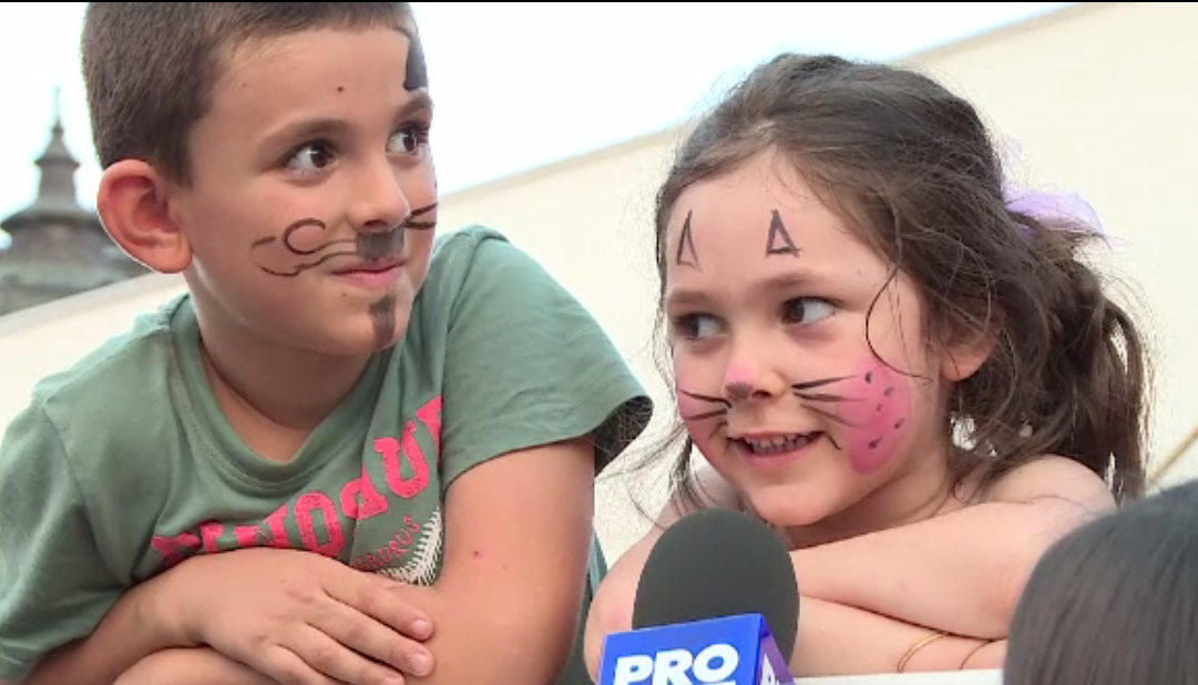 Spectacol in Piata Universitatii din Bucuresti. Acrobati si dansatori au incantat publicul in cadrul Festivalului de Teatru