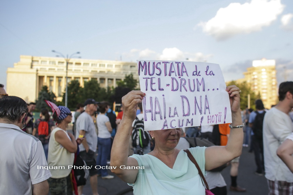 Protest impotriva coruptiei in Capitala. Cateva sute de oameni au plecat in mars de la Guvern spre DNA. VIDEO