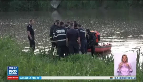 A sarit in apa sa-si salveze fata si baiatul, dar el nu a mai putut iesi. Un tata si-a dat viata pentru copiii sai
