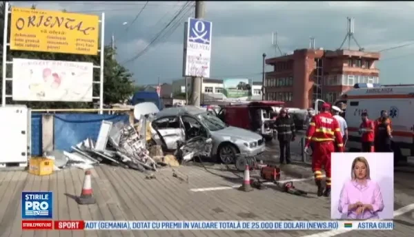 Calatorie cu final tragic in Suceava. Un barbat a murit, iar o fata este ranita, dupa ce masina lor a intrat intr-un stalp