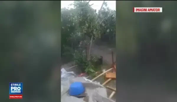 Acoperisuri smulse, copaci rupti si stalpi doborati de un vartej urias, in Neamt. ANM: Vom avea tornade toata vara