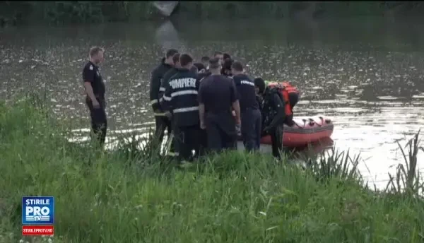 A sarit in apa sa-si salveze fata si baiatul, dar el nu a mai putut iesi. Un tata si-a dat viata pentru copiii sai