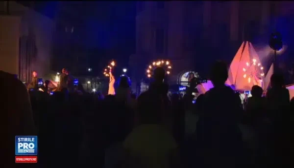 Spectacol in Piata Universitatii din Bucuresti. Acrobati si dansatori au incantat publicul in cadrul Festivalului de Teatru