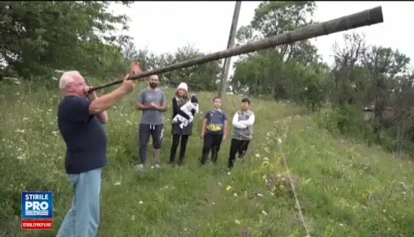 Romanii care au salvat de la disparitie mai multe locuinte traditionale motesti. Cat costa o zi de cazare in ele