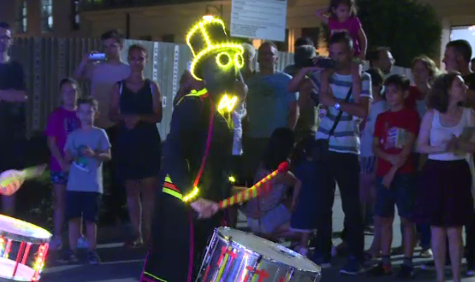 Duminica seara cu concert de jazz in piata George Enescu sau acrobatii, in Bucuresti. "Sunt placut impresionata"