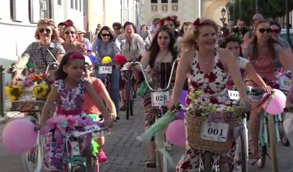 Sute de femei au promovat mersul pe bicicleta in Alba Iulia. Participantele s-au pregatit cu flori si baloane