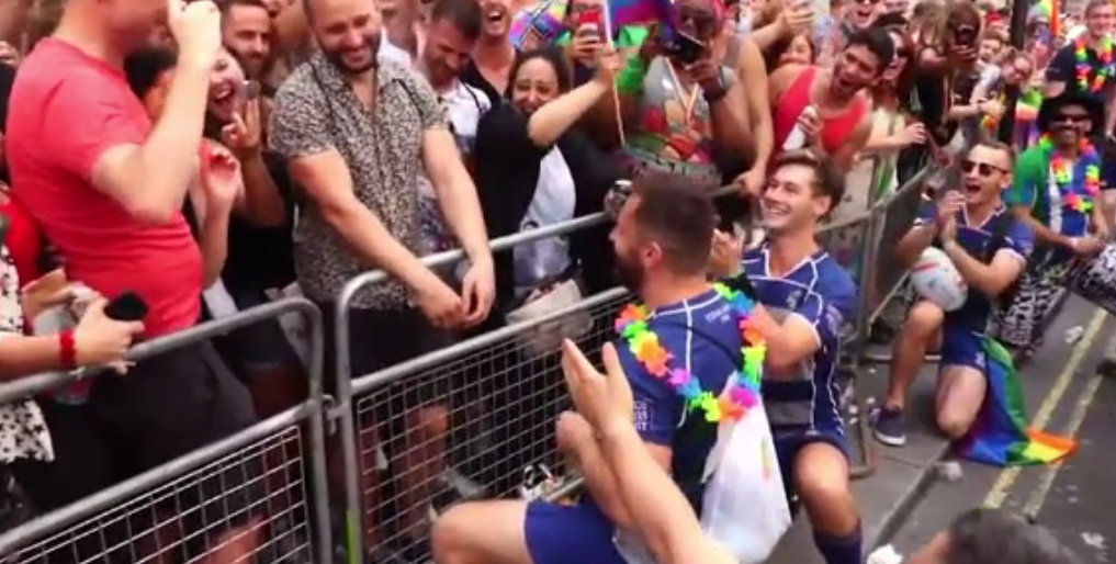 Momente emotionante la marsul Gay Pride din Londra. Un jucator de rugby si-a cerut in casatorie iubitul