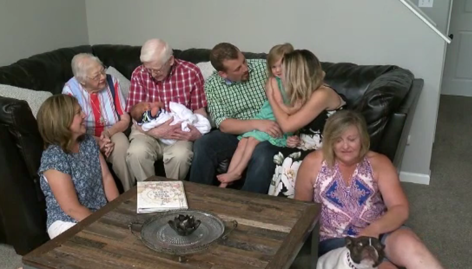 De trei ori sarbatoare intr-o familie din SUA. Un bebelus, tatal sau si strabunicul lui au aceeasi zi de nastere