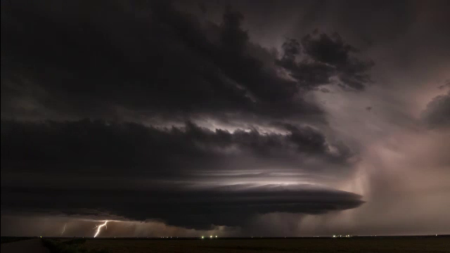 Natura a facut spectacol deasupra unui orasel din statul american Kansas. Cum s-a vazut un mezociclon