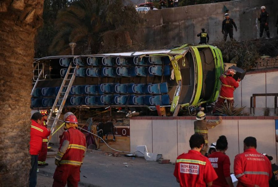 Accident grav al unui autocar cu turisti, langa Lima. Cel putin 8 oameni au murit si mai multi copii sunt raniti
