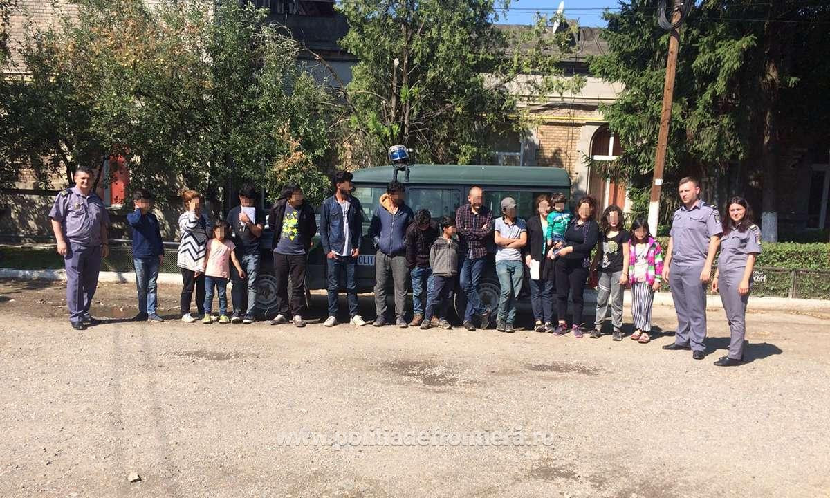 Irakieni prinsi cand treceau din Romania in Ungaria prin porumb. "Refugiatii" au mers pana la granita cu taxiurile