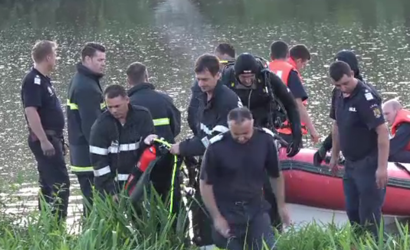Pompierii au oprit cautarile in apele Muresului, unde un barbat a murit incercand sa-si salveze copiii. Apa are 6 m in zona