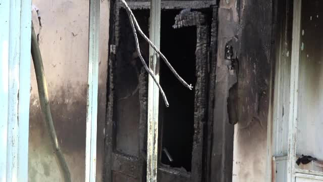 O batrana din Botosani a ars de vie in casa. Vecin: "Am prins-o de picior sa o trag, dar avea 130 de kilograme"