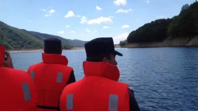 Doi pescari s-au rasturnat cu barca intr-un lac din muntii Retezat. Unul a iesit din apa, celalalt e cautat in continuare