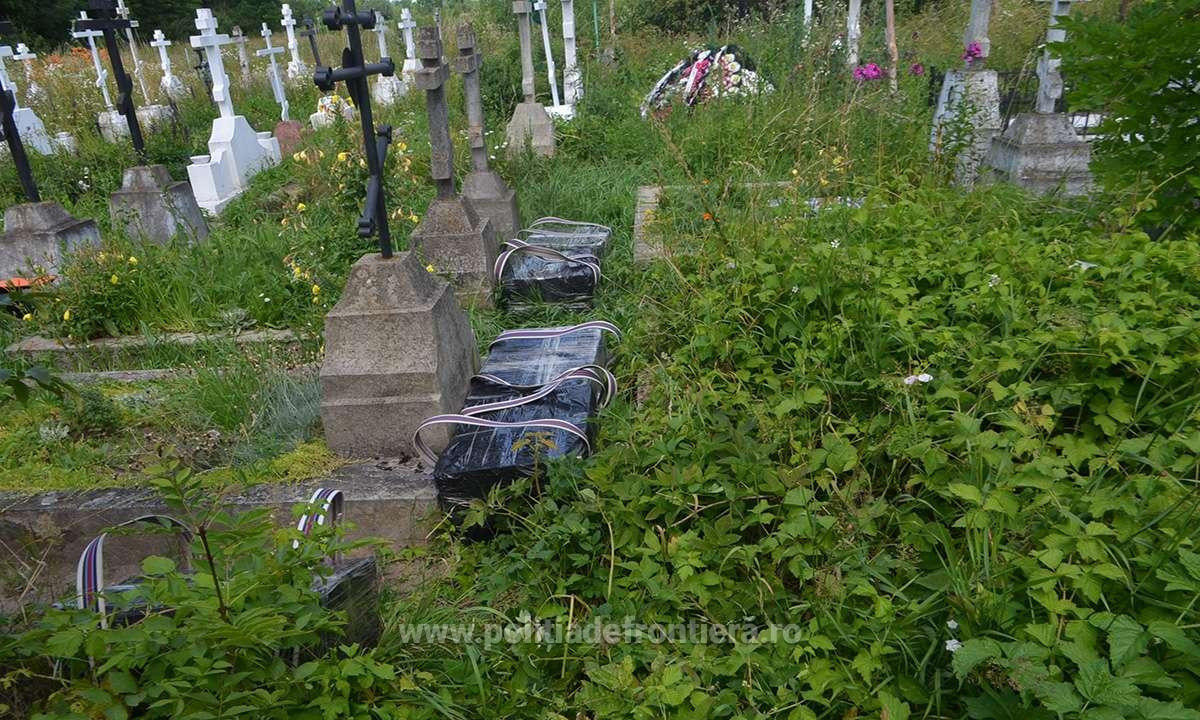 Colete descoperite de politie intr-un cimitir din Maramures. Ce au gasit agentii inauntru cand le-au deschis