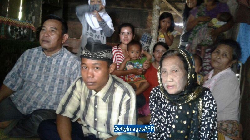 Un tanar din Indonezia a amenintat ca se sinucide daca nu e lasat sa se insoare cu iubita lui. Cat de batrana este femeia