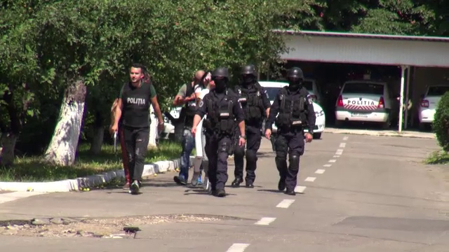 Sumă impresionantă, găsită de mascați sub perna unei femei fără loc de muncă