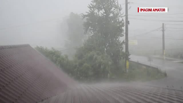 Vijelii, canicula si din nou vijelii in mai multe zone din tara. "Nu mai stiam unde sa fugim, unde sa ne adapostim"