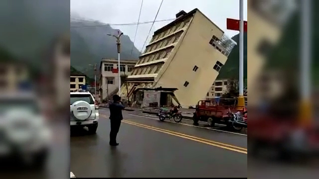 O cladire de 5 etaje din Tibet s-a prabusit dupa ce fundatia sa a fost afectata de ploile torentiale