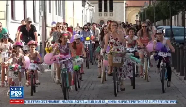 Sute de femei au promovat mersul pe bicicleta in Alba Iulia. Participantele s-au pregatit cu flori si baloane