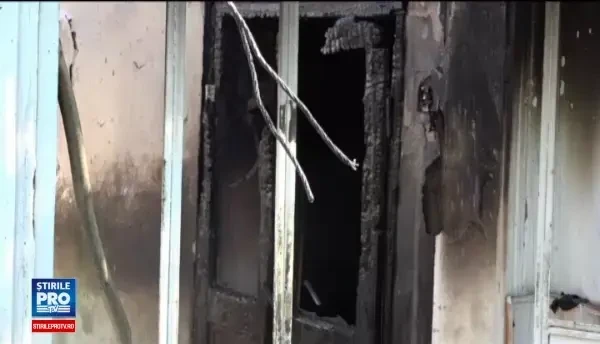 O batrana din Botosani a ars de vie in casa. Vecin: Am prins-o de picior sa o trag, dar avea 130 de kilograme