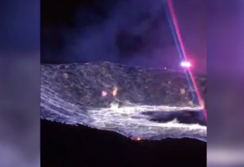 Imagini spectaculoase la un incendiu din SUA. Cascade de flacari dupa ce o movila de sulf a luat foc