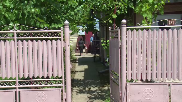 Barbat din Dambovita, gasit fara viata in curtea casei. Vecinii spun ca singuratatea l-ar fi impins la sinucidere