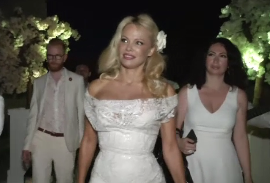 Pamela Anderson a deschis un restaurant vegan pe Coasta de Azur. Invitat la deschidere, Macron nu a venit