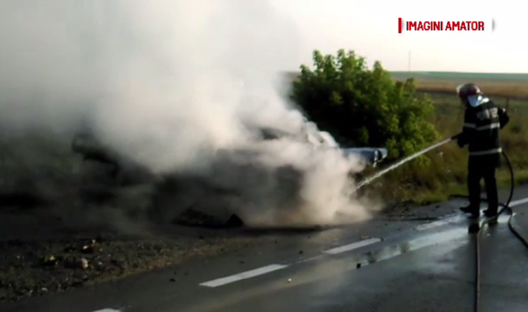 A vrut sa evite un caine si s-a rasturnat pe marginea drumului. Masina a luat foc imediat