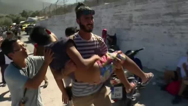 Incendiu puternic intr-o tabara de migranti din Lesbos. "Cum sa mananci orez nefiert si sa dormi pe jos?"