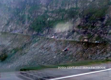 Au ramas fara masina din cauza unei poze cu Transfagarasanul. Ce au uitat sa faca inainte sa se dea jos