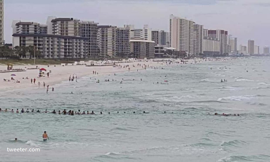 Lant uman de 100 de metri, in Florida, pentru a salva de la inec un grup de persoane