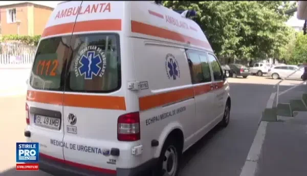 Un copil de aproape 2 ani din Tecuci a murit inecat cu un bob de porumb. Familia l-a dus la spital in stare grava