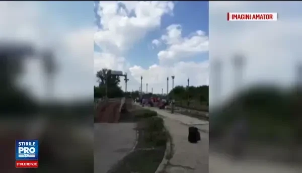 Mizerie de nedescris, in garile statiunilor de pe Litoral. Oamenii nu reusesc sa urce in tren din cauza peroanelor distruse