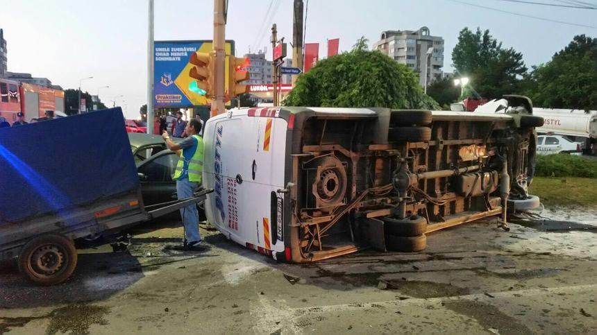 14 persoane, la spital, dupa ce un autoturism si un microbuz s-au izbit, in Constanta. Cum s-a produs accidentul