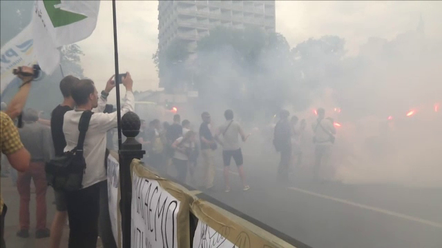 Parlamentul ucrainean, invaluit intr-un nor de fum. Zeci de manifestanti au folosit fumigene la un protest anticoruptie