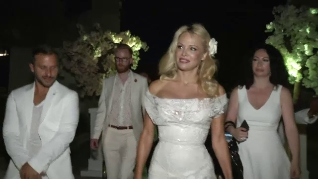 Pamela Anderson a deschis un restaurant vegan pe Coasta de Azur. Cine a lipsit de la marea inaugurare