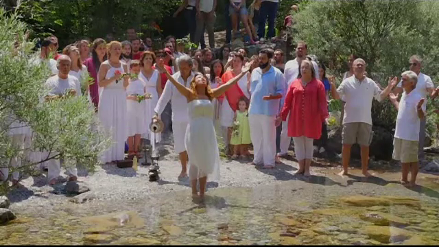 Zile de festival in Grecia. Sute de greci pornesc intr-un pelerinaj spre radacinile culturii lor, la poalele Muntelui Olimp