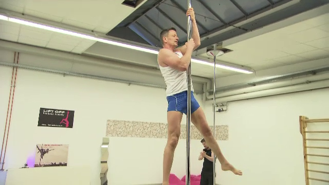 Cativa barbati urmeaza exemplul femeilor si incearca dansul la bara. "Am facut cateva miscari, m-a durut rau"