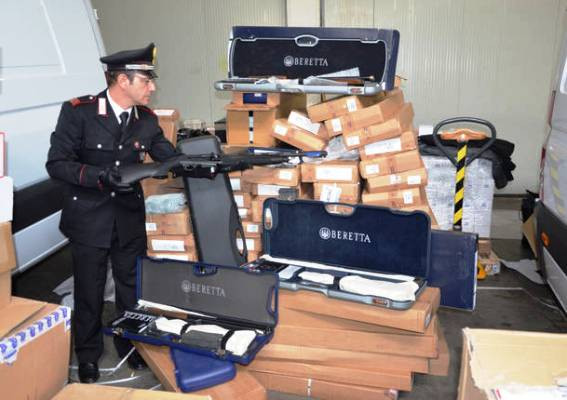 10 romani care voiau sa aduca in tara pusti Beretta furate din fabrica, arestati in Italia. Ce au mai descoperit politistii