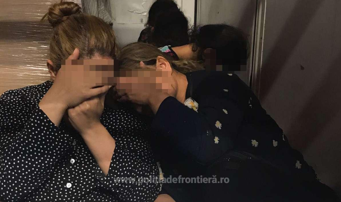 16 migranti descoperiti intr-un TIR ce mergea in Suedia, in Vama Nadlac II. Ce scria in documentele de transport