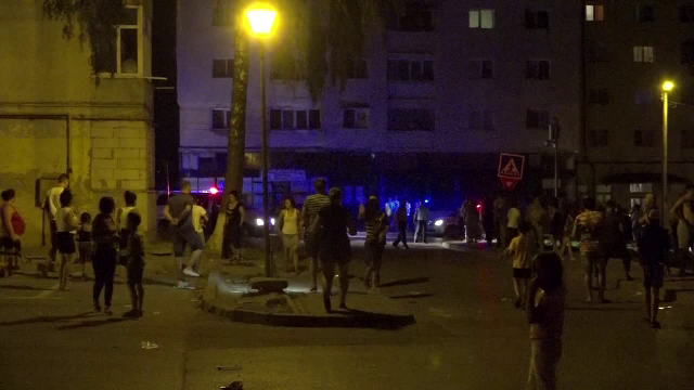 Scandal urias provocat de cinci femei de etnie roma, care s-au luat la bataie. Doar mascatii au reusit sa le potoleasca