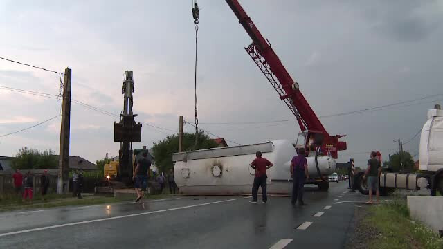 A fost haos intre Targu Jiu si Craiova. Un camion incarcat cu 27 de tone de ciment s-a rasturnat, din cauza unui autostopist