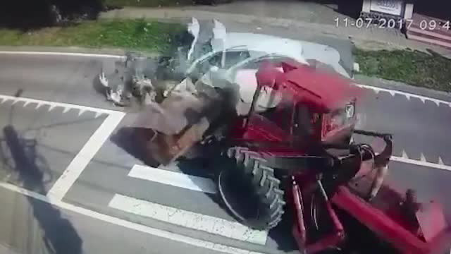 O masina a intrat in plin intr-un excavator, in centrul unei localitati din Mures. Accidentul a fost filmat