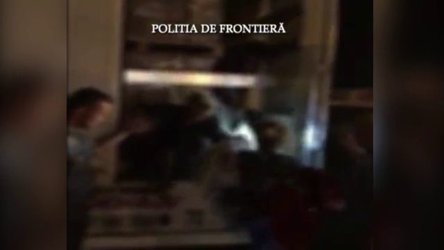 Sase migranti au incercat sa treaca ilegal granita, pe la Nadlac. Soferul sustine ca s-au furisat la el in camion