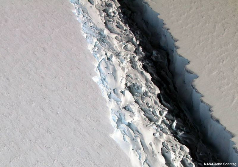 Un aisberg urias, de 1000 de miliarde de tone, s-a desprins din Antarctica. VIDEO