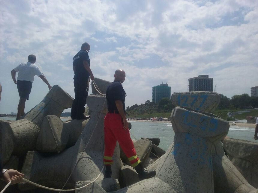 Un barbat s-a inecat la Olimp iar cadavrul sau a ramas prins intre stabilopozi. Pe plaja nu era niciun salvamar